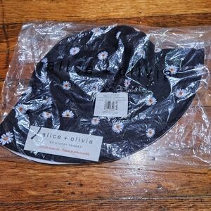 Alice + Olivia Reversible Daisy Bucket Hat | NWT | Floral Retro Kidcore Twee